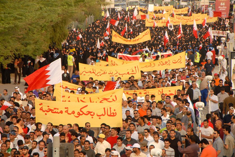 قوات الأمن البحرينية تقمع المسيرات السلمية وتحتشد قرب دوار اللؤلؤة

